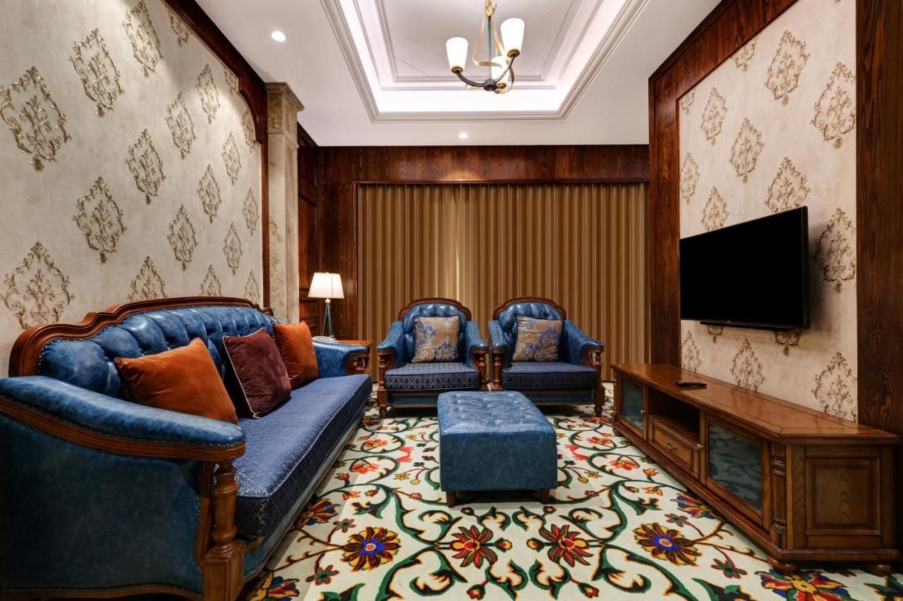Hotel Lemon Tree Premier,