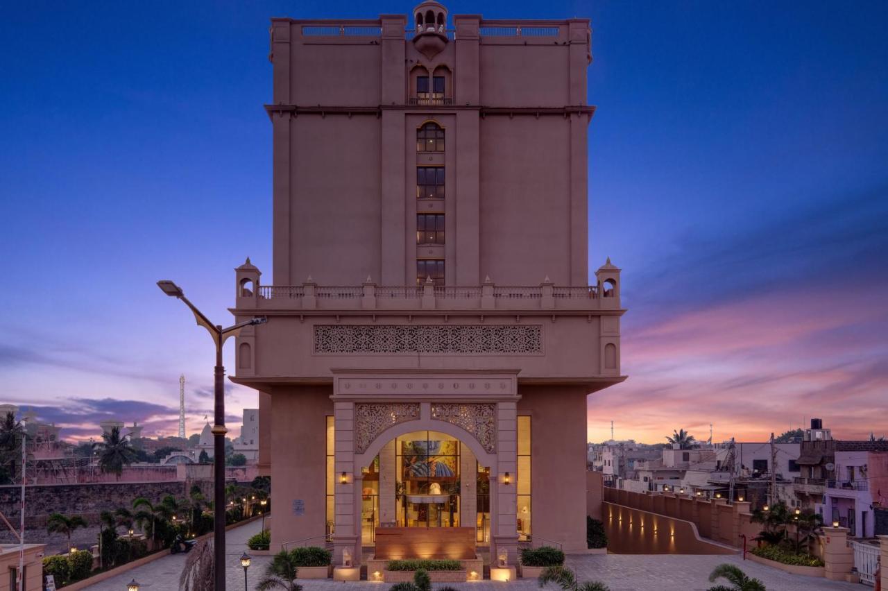 Hotel Lemon Tree Premier,