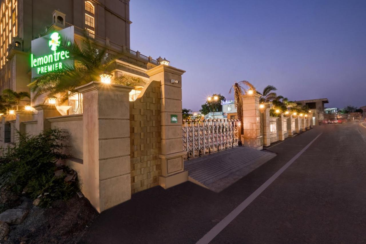 Hotel Lemon Tree Premier,